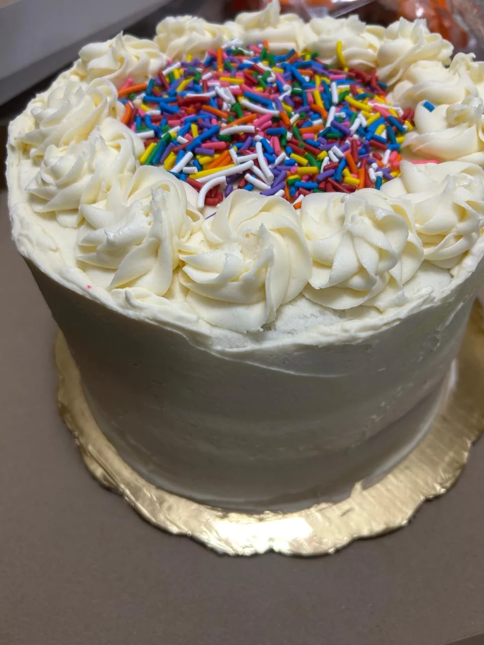 Pastel personalizado de cumpleaños con chispas de colores